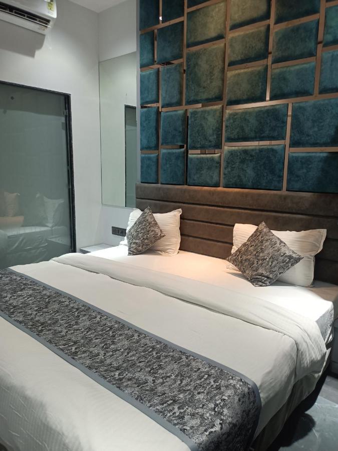 Hotel The Lowell Surat Exterior foto